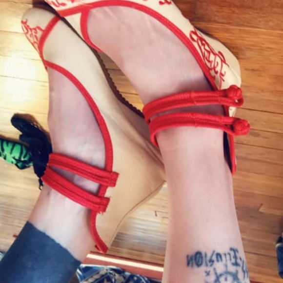 Womens white/red Chinese sandals, sz 7 - Picture 6 of 6